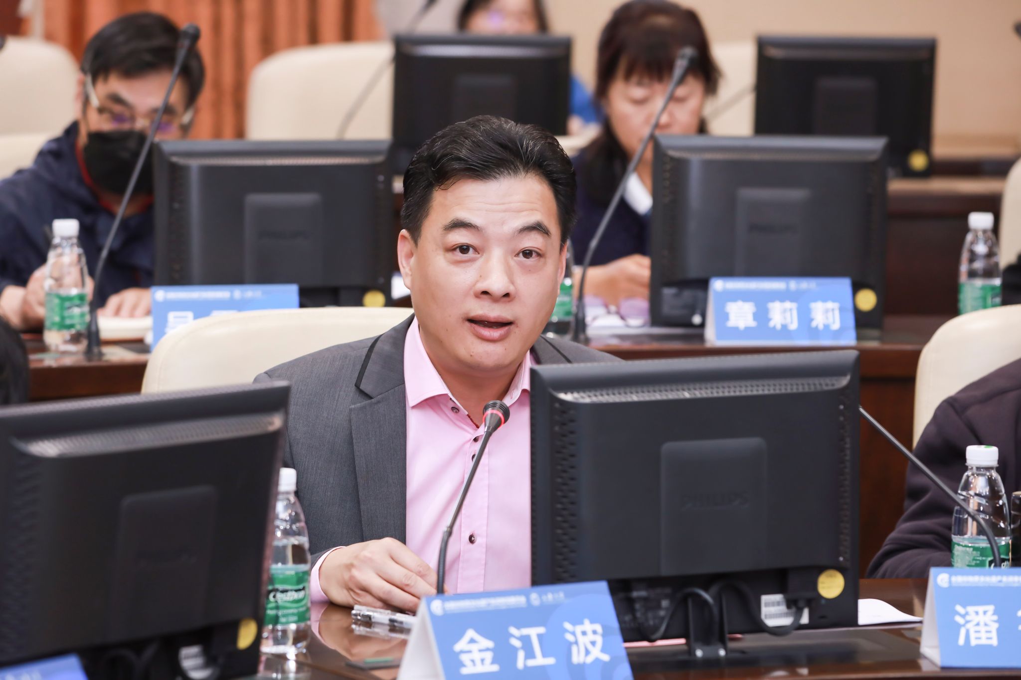 德赢ac米兰官方合作vwin上海美术学院执行院长、全国非遗名词委委员金江波教授代为宣读文化和旅游部非物质文化遗产司王晨阳司长的贺信.jpg